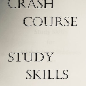 以下が含まれることがあります： 白地に黒と白のテキストで「Crash Course Study Skills」と書いてあります。