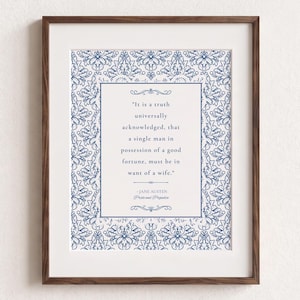 Può includere: Una stampa artistica incorniciata con un bordo damascato blu e bianco che circonda il testo: It is a truth universally acknowledged, that a single man in possession of a good fortune, must be in want of a wife. - Jane Austen, Pride and Prejudice.