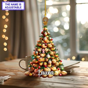Wunderliche Kartoffel-Weihnachtsbaumverzierung - Lustige Weihnachtsdekoration von Kartoffeln, die als Baum mit Lichtern und Ornamenten gestapelt sind, Wohndekor