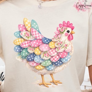 Puede incluir: Camiseta color crema con un diseño de gallina colorida. La gallina tiene plumas de estilo patchwork en varios patrones y colores, incluyendo lunares rosas, azul, amarillo e estampados florales. Incluye el texto "DIGITAL DOWNLOAD ONLY".