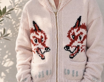 Cardigan con cerniera e volpe – Cardigan in acrilico lavorato a mano, con design a volpe ispirato all'Ave Maria, maglione unisex rosa tenue, regalo invernale accogliente