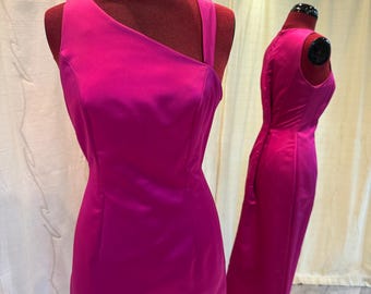 Vestido rosa asimétrico con un solo hombro. Talla: 8-10