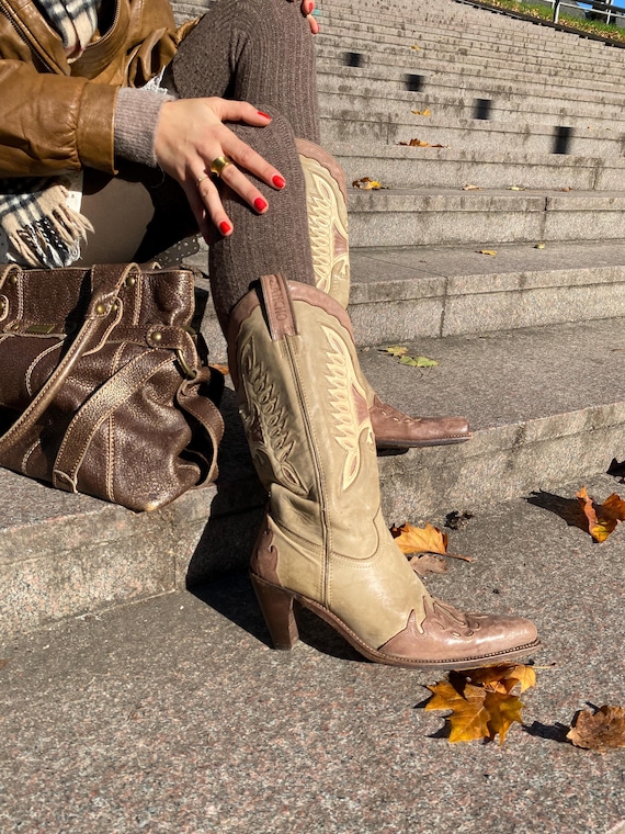Sancho Cowboystiefel 8235 mit Feuer; geöltes Wildleder beige, Gr. 40 mit Flame Stitching, geöltes Nubukleder, rahmengenäht made in spain