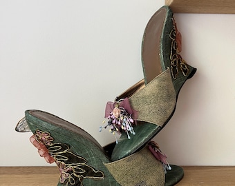 Sandały na koturnie w stylu boho wróżki, rozmiar 37 | Haftowane buty na koturnie z platformy, zielono-beżowe | Y2K, efektowne obcasy z lat 90. w stylu wiktoriańskim i francuskim