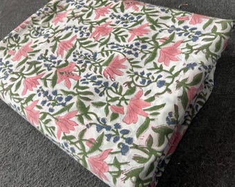 Tela de algodón estampada a mano con bloques / Textil Mulmul floral rosa, hecho a mano en la India.