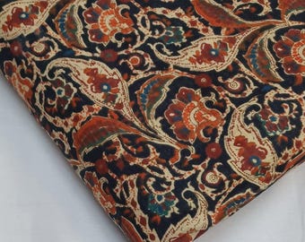 Tela de algodón con estampado floral de cachemira vintage, diseño de óxido terroso, textil étnico indio para vestidos.