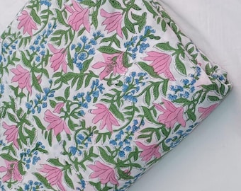 Tela de algodón estampada a mano con bloques / Estampado floral Jaipuri de lirios rosas y azules / Algodón Mulmul suave