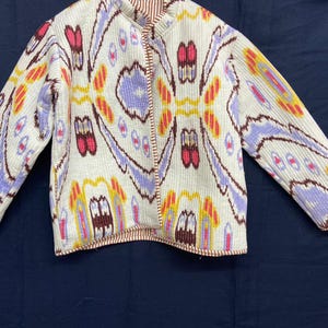 Handgemaakt omkeerbaar gewatteerd jack – rode bloemenblokprint, bohokantha-jas