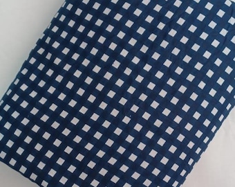 Tela de algodón azul índigo estampada a mano con bloques / Estampado dabu a cuadros pequeños