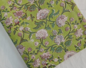 Tela de algodón estampada a mano con bloques de madera / Flores rosas sobre fondo verde lima