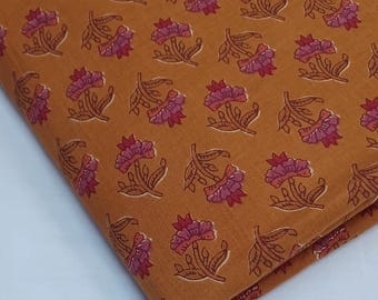 Tela de algodón floral marrón mostaza / Estampado de flores rosa suave