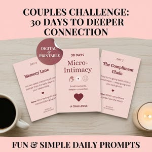 Puede incluir: Tres tarjetas rosas con indicaciones para parejas, con el texto "COUPLES CHALLENGE: 30 DAYS TO DEEPER CONNECTION". Las tarjetas incluyen indicaciones para "Memory Lane", "Micro-Intimacy" y "The Compliment Chain". También se ven una taza de café y una vela.