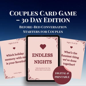 Puede incluir: Un juego de cartas para parejas, digital e imprimible, con el texto "Couples Card Game - 30 Day Edition". El juego incluye preguntas para iniciar conversaciones para parejas, con tarjetas que muestran preguntas como "&iquest;Cu&aacute;l es tu recuerdo navide&ntilde;o favorito conmigo?"