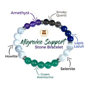 Könnte beinhalten: Ein Armband mit Edelsteinen, darunter Amethyst, Rauchquarz, Lapislazuli und grüner Aventurin. Das Armband trägt die Aufschrift "Migraine Support Stone Bracelet" und zeigt eine Mischung aus Farben und Texturen.