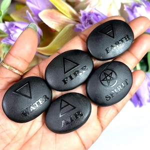 Zestaw kamieni symboli pięciu żywiołów, czarny mat, polerowany, grawerowane kryształy lecznicze z pudełkiem