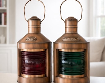 Juego de faroles de barco de latón vintage, luces náuticas de babor y estribor, decoración marítima costera.