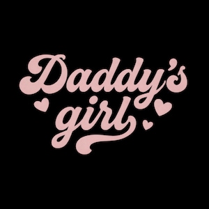 Pode incluir: Texto rosa sobre um fundo preto que diz "Daddy's girl" em uma fonte retrô, com pequenos corações rosa espalhados ao redor do texto. O design tem uma estética vintage e divertida.