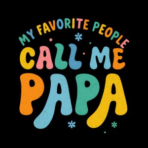 以下が含まれることがあります： 黒い背景に、カラフルなレトロスタイルの文字で「MY FAVORITE PEOPLE CALL ME PAPA」と書かれたグラフィックデザイン。テキストは青、オレンジ、黄色、ピンク、緑の色合いで、小さな花と点のアクセントが付いています。