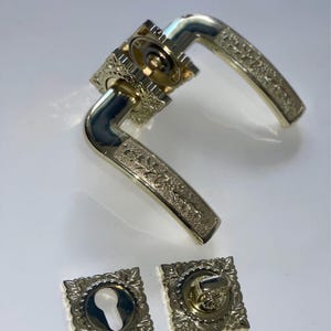 Luxury Gold Door Handle Set with Rosette – Zinc Alloy Lever Handle, Keyhole or WC Privacy Lock, Ornate Vintage Style Door Hardware