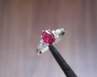 Anello con rubino fatto a mano: pietra preziosa taglio ovale, argento sterling 925, pietra portafortuna di luglio