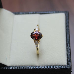 Anel vintage oval com granada, prata esterlina maciça e diamante simulado