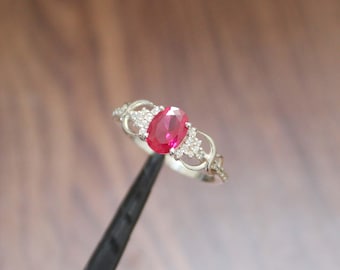 Anel artesanal com rubi cultivado em laboratório • Prata de lei - Pedra do mês de julho