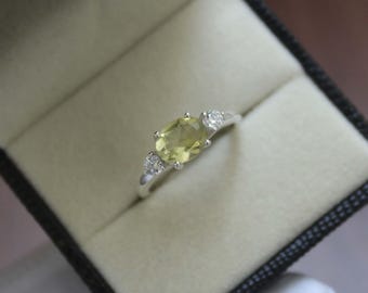 Anillo de plata de ley con cuarzo limón talla cojín y cuarzo limón