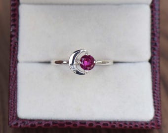 Anello con rubino rotondo / Anello in argento sterling con contorno floreale, pietra portafortuna di luglio