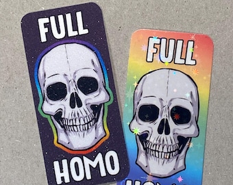 Puede incluir: Dos pegatinas rectangulares con un diseño de calavera. Una tiene un fondo morado oscuro con un contorno de arcoíris, las palabras "FULL HOMO". La otra tiene un fondo de arcoíris con la misma calavera y texto.