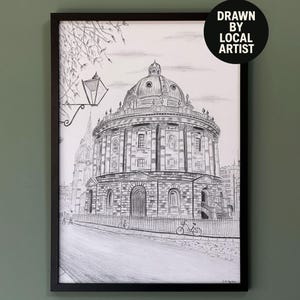 Op de afbeelding: Zwart omlijnde potloodtekening van een gebouw met een koepel, met een straat en fietsen ervoor. Een straatlantaarn en boomtakken zijn zichtbaar. De tekst "DRAWN BY LOCAL ARTIST" staat in een zwarte cirkel rechtsboven.