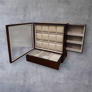K&ouml;nnte beinhalten: Eine dunkelbraune Holz-Uhrenbox mit Glast&uuml;r und mehreren F&auml;chern. Der Innenraum verf&uuml;gt &uuml;ber beige Kissen f&uuml;r Uhren und zus&auml;tzlichen Stauraum. Die Box ist ge&ouml;ffnet und zeigt das Innere und die seitliche Aufbewahrung.