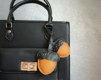 Ciondolo a forma di ghianda in pelle per borsa, ciondolo in pelle fatto a mano per borsa, ciondolo in pelle per borsetta e borsetta, grazioso ciondolo a forma di ghianda per portachiavi, regalo in pelle fatto a mano