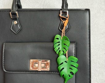 Pingente de bolsa Monstera de couro, Pingente de bolsa de couro feito à mão, Pingente de bolsa e bolsa de couro, Pingente de carro Monstera, Presente de couro feito à mão