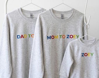 Felpa ricamata mamma papà, girocollo coordinato per tutta la famiglia, lettere arcobaleno, felpa personalizzata per la famiglia