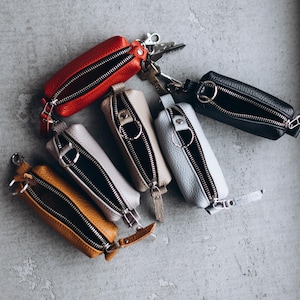 Handmade Grained Leather Key Holder | Minimalist Keychain Organizer – 3 Sizes, 6 Colors | Durable & Stylish Design