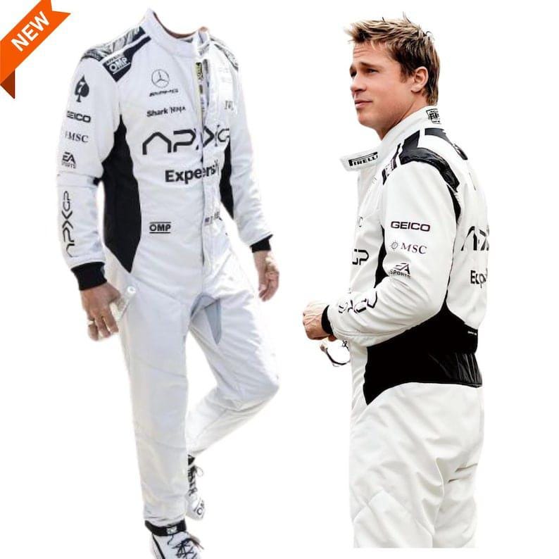 Puede incluir: Mono de carreras blanco con detalles en negro, con logotipos de patrocinadores y el texto "APXGP" y "Expers". El mono tiene una cremallera frontal y lo lleva una persona. La palabra "NEW" est&aacute; en la esquina superior izquierda.