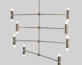 Lámpara de techo colgante tipo araña Sputnik de latón con ocho brazos y dieciséis luces, estilo mediados de siglo.