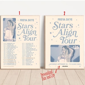 Könnte beinhalten: Zwei Konzertplakate für Freya Skyes "Stars Align Tour". Die Plakate haben ein Retro-Design mit cremefarbenem Hintergrund und blauem Text. Jedes Plakat enthält ein Foto von Freya Skye und eine Liste der Tourdaten.