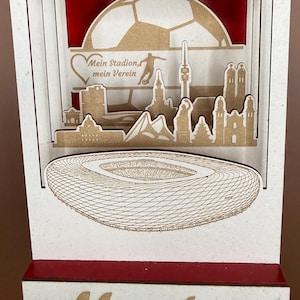 Pode incluir: Uma placa de madeira rústica com o texto "Welcome to our home" em letras brancas. A placa apresenta um acabamento desgastado e um design simples e convidativo para decoração.