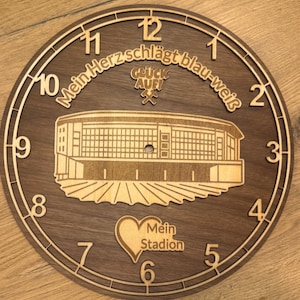 Wanduhr "Schalke". Kunstvolle Stadion Uhr für Gelsenkirchener Fußballfans