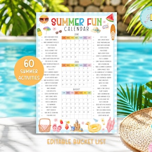 Könnte beinhalten: Ein Summer Fun Kalender mit 60 Aktivitäten für Juni, Juli und August. Das Dokument enthält einen hellblauen karierten Rand sowie bunte sommerliche Illustrationen wie eine Sonne, eine Wassermelone und eine Sandburg.