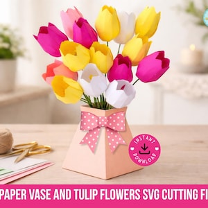 Può includere: Un bouquet di tulipani di carta colorati in un vaso color pesca con un fiocco rosa a pois. I tulipani sono rosa, gialli, bianchi e arancioni. Il testo in basso recita "3D PAPER VASE AND TULIP FLOWERS SVG CUTTING FILES."