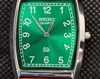 Reloj de pulsera vintage Seiko Slim Tank de cuarzo con esfera verde y correa marrón para hombre, fabricado en Japón