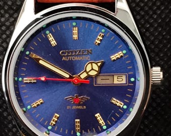 Relógio de pulso masculino Citizen com movimento automático, dia/data, mostrador azul, fabricado no Japão