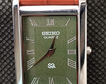 Reloj de pulsera vintage Seiko Slim Tank de cuarzo, fabricado en Japón, con esfera verde y correa marrón para hombre