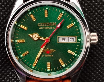 Reloj de pulsera Citizen para hombre con movimiento automático, día/fecha, esfera verde, fabricado en Japón.