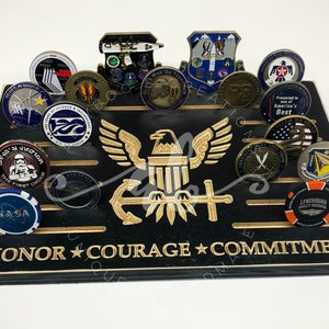 25 Coins Navy Anchor Eagle Logo USA Wood Flag Military Challenge Coin Desk Display Holder Rack Veteran Retirement Promotion Gift for Dad