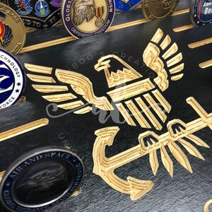 25 Coins Navy Anchor Eagle Logo USA Wood Flag Military Challenge Coin Desk Display Holder Rack Veteran Retirement Promotion Gift for Dad imagem 4