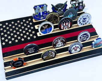 Portamonedas de madera con diseño de bandera estadounidense de línea roja fina para 30 monedas. Expositor para monedas militares, de bomberos y veteranos. Regalo patriótico.