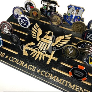 25 Coins Navy Anchor Eagle Logo USA Wood Flag Military Challenge Coin Desk Display Holder Rack Veteran Retirement Promotion Gift for Dad imagem 2